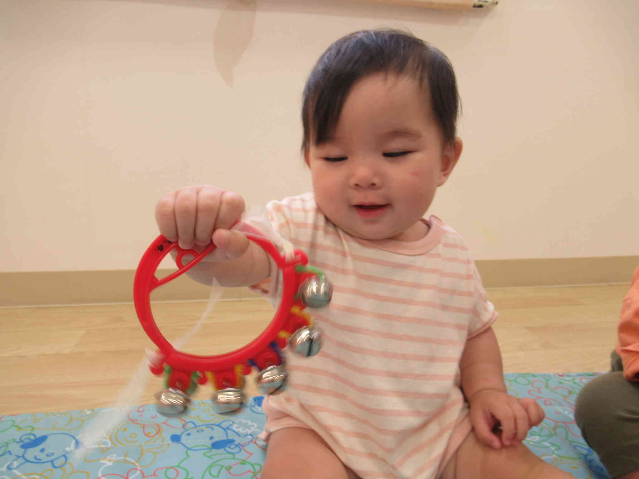楽器で遊んだよ♪（ひよこ組）｜ニチイキッズ柏原保育園｜ニチイキッズ